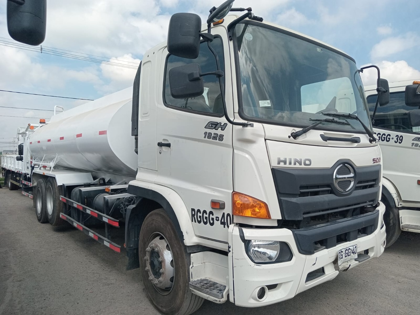 Camion Aljibe Hino año 2022 4x2 GH 1826 L cap 10.000 L Aut # Ref. GG40 - Imagen 4