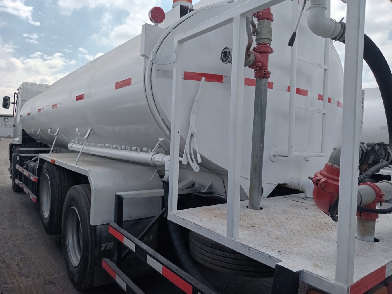 Camion Aljibe Hino año 2022 4x2 GH 1826 L cap 10.000 L Aut # Ref. GG40 - Imagen 5