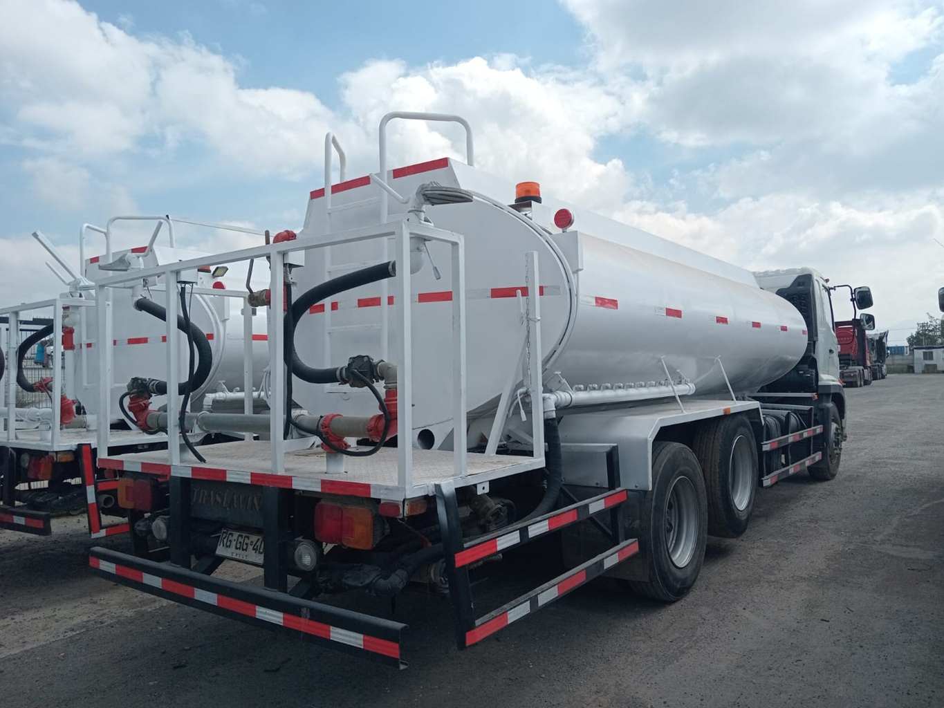 Camion Aljibe Hino año 2022 4x2 GH 1826 L cap 10.000 L Aut # Ref. GG40 - Imagen 6