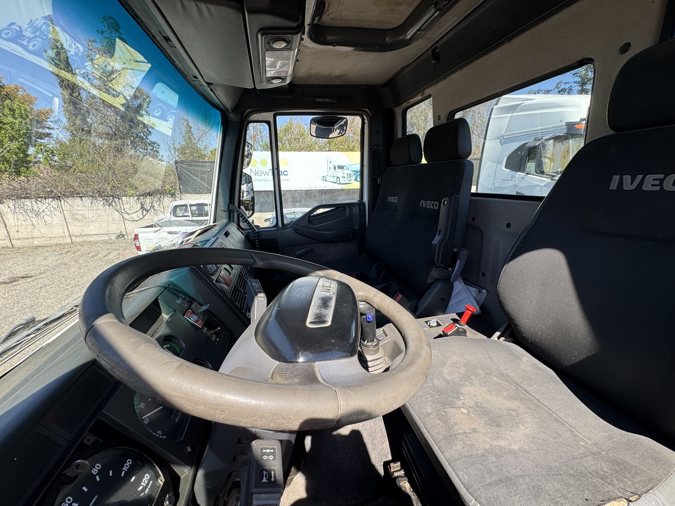 Camion Pluma Iveco año 2018 Tector 260E30 6x4 con Grúa PM 27.5PX # Ref. XW50 Buin - Imagen 4
