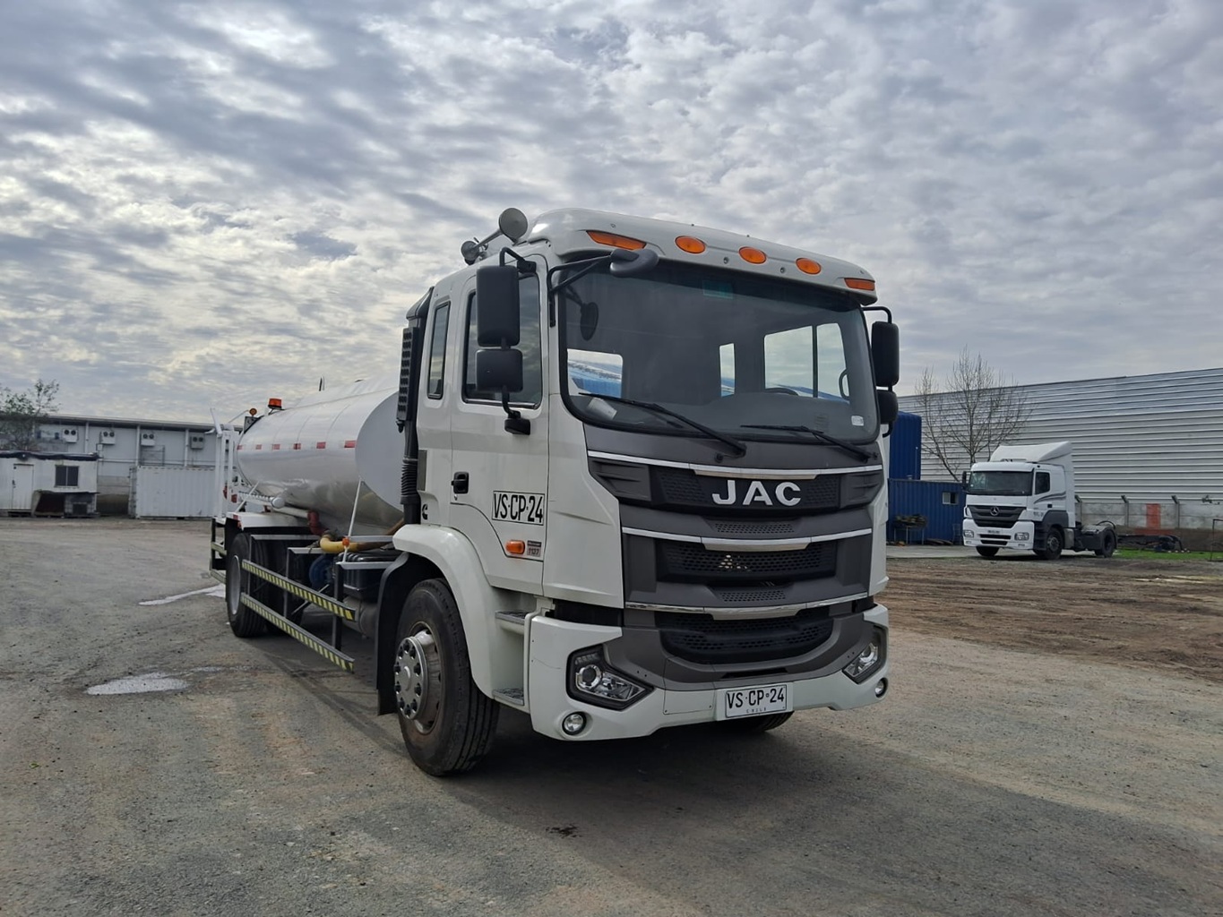 Camion Aljibe Jac año 2026 4x2 Runner HFC cap. 10.000 L # Ref.CP24