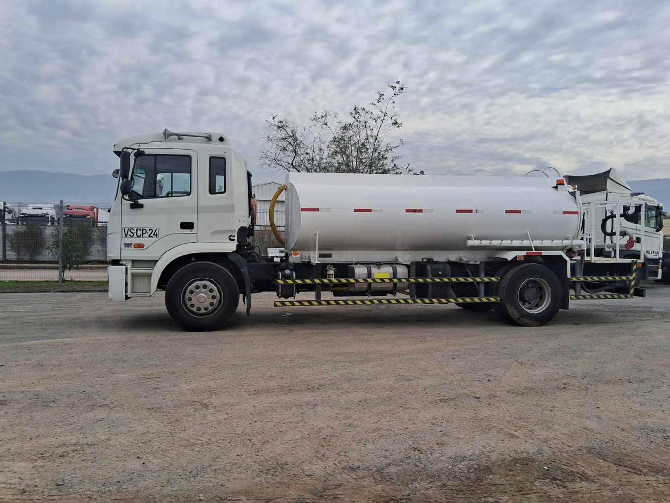 Camion Aljibe Jac año 2026 4x2 Runner HFC cap. 10.000 L # Ref.CP24 - Imagen 10