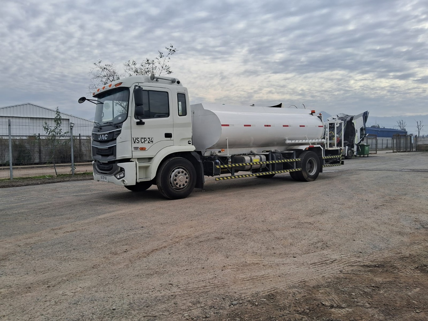 Camion Aljibe Jac año 2026 4x2 Runner HFC cap. 10.000 L # Ref.CP24 - Imagen 11